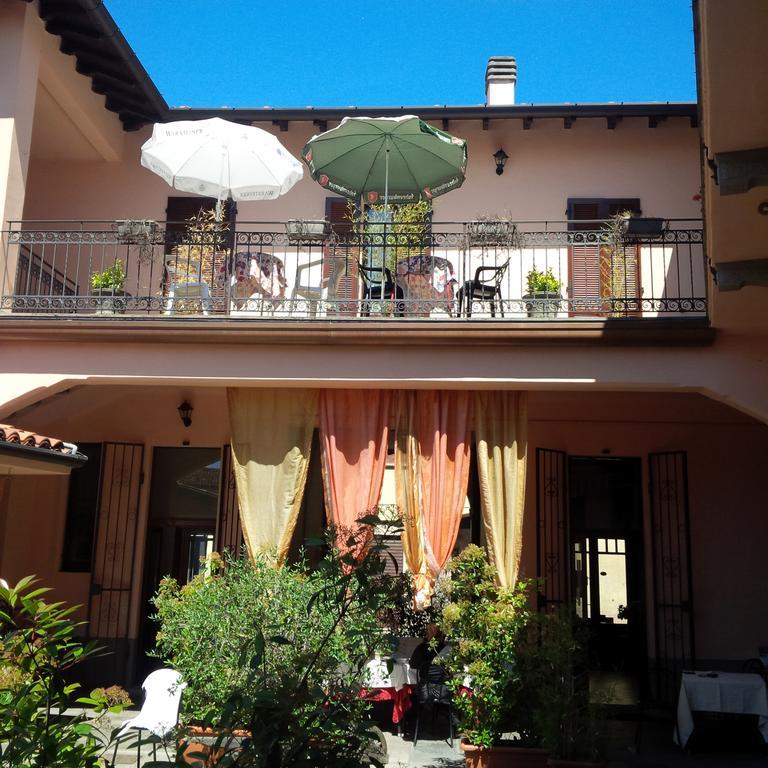 La Corte Del Poeta Hotel Buscate Esterno foto