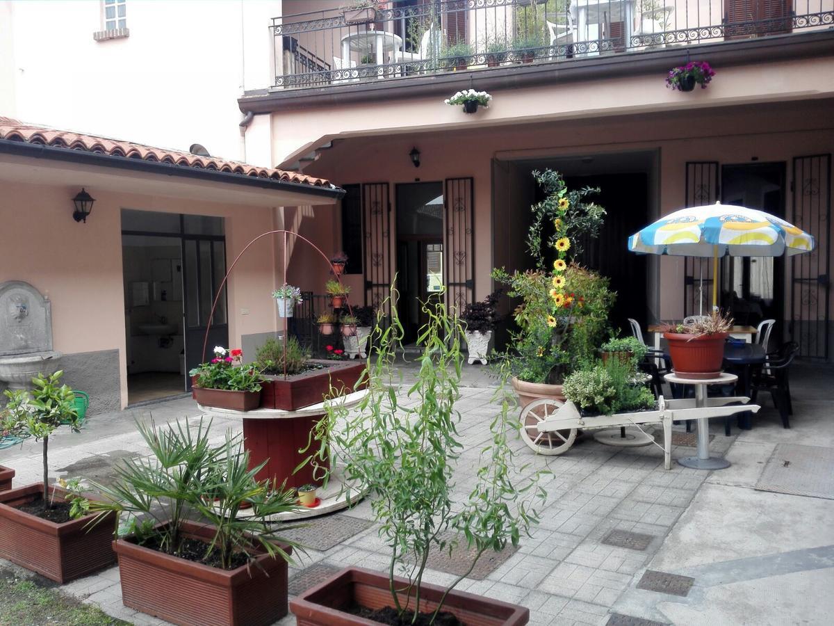 La Corte Del Poeta Hotel Buscate Esterno foto