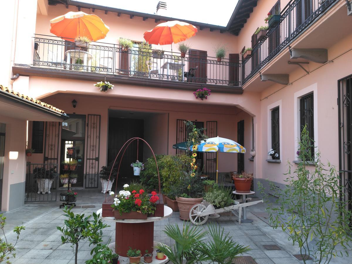 La Corte Del Poeta Hotel Buscate Esterno foto