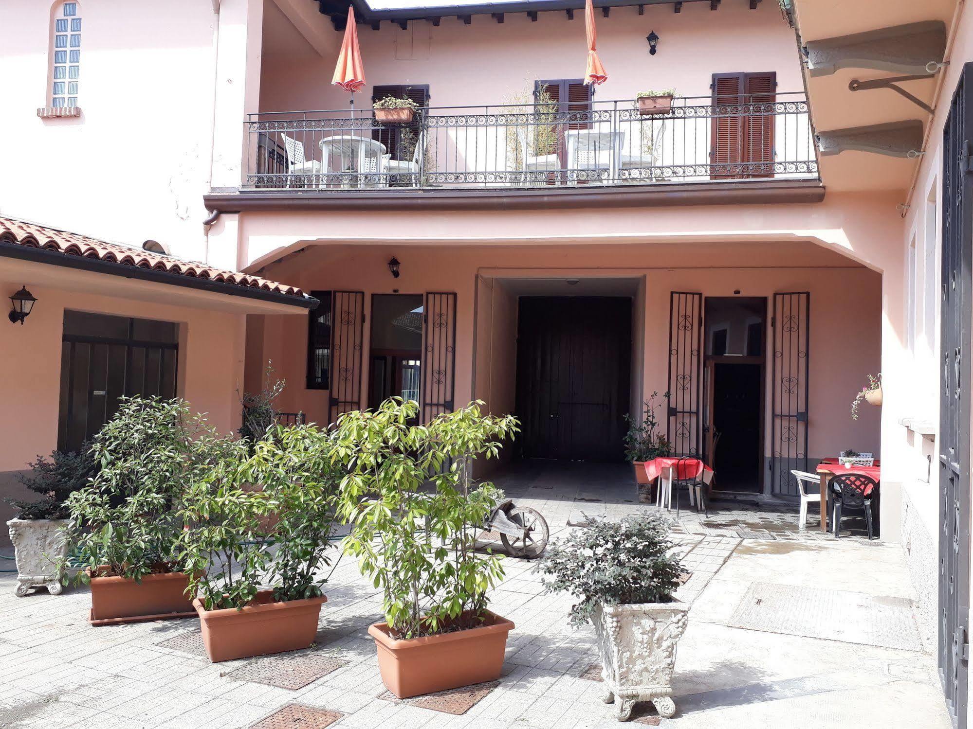 La Corte Del Poeta Hotel Buscate Esterno foto